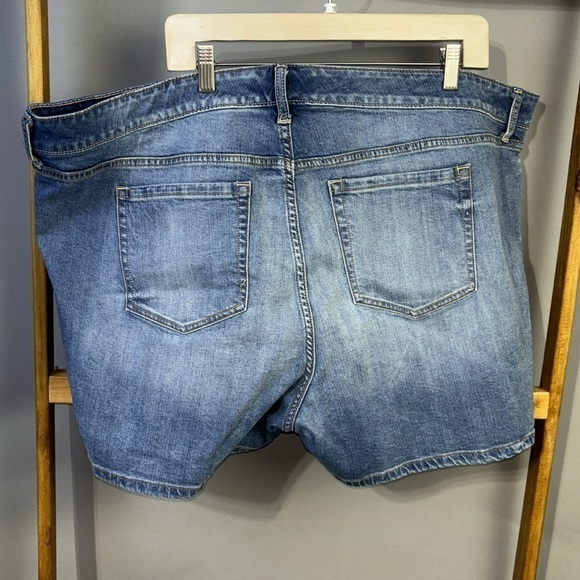 Torrid medium wash blue jean denim shorts. Size 26. EUC. - Picture 2 of 5